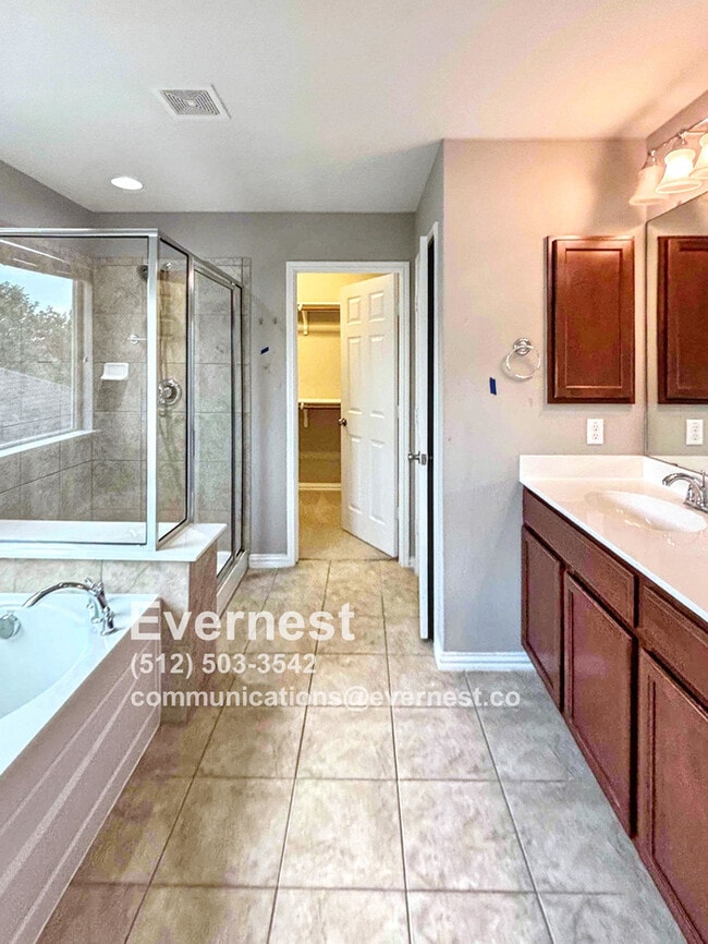 Building Photo - 3-Bedroom Home with Modern Amenities / Pet...
