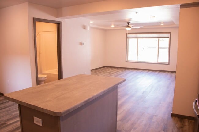Building Photo - Pet Friendly 2bed Located on Southside Eau Claire