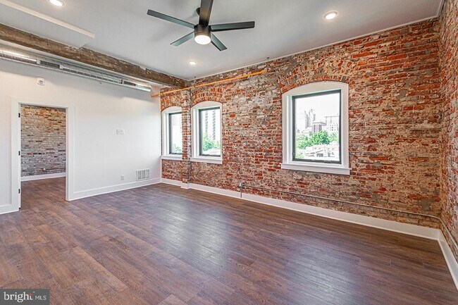 Building Photo - 1211 Bainbridge St