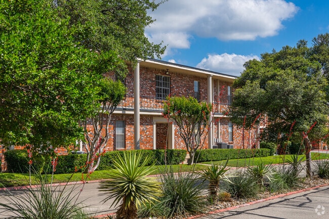 Building Photo - The Estates at Ridglea Hills
