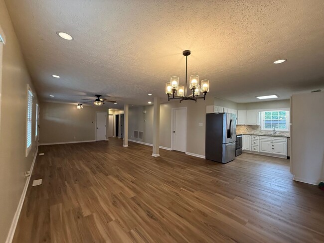 Foto del edificio - 300 Talbert Dr