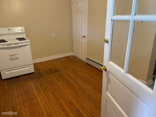 Building Photo - 3 br, 1 bath Townhome - 529 Church St