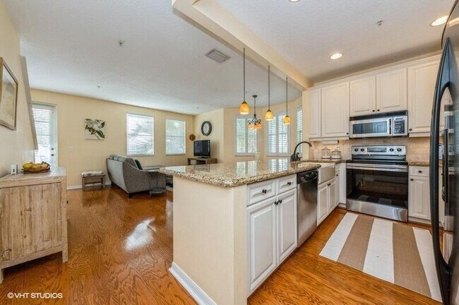 Foto del edificio - 1463 Cades Bay Ave