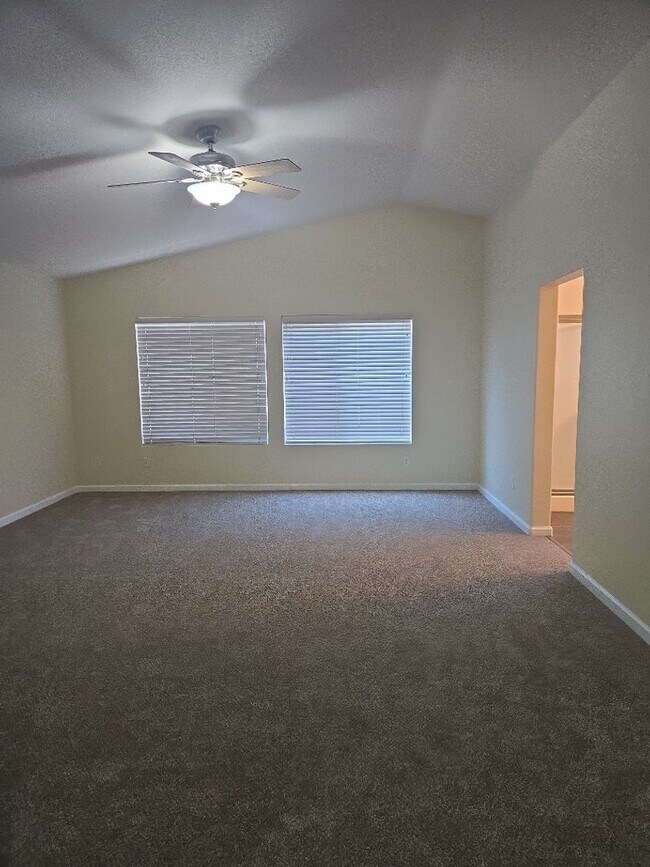 Building Photo - Spacious 4 Bedroom, 2.5 Bathroom Home clos...