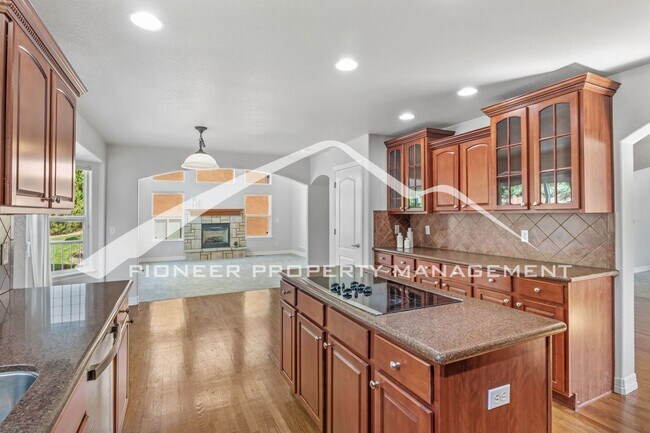 Foto del edificio - Low-Maintenance Living in Desirable West Side Neighborhood 5 bd, 2 car garage and AC