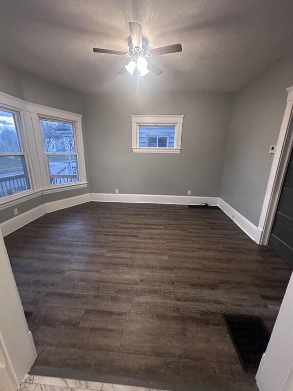 Foto del edificio - 9415 Edmunds Ave