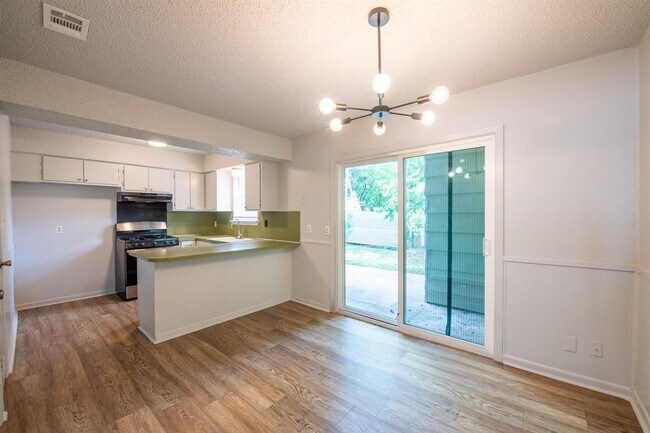 Foto del edificio - 5900 Glen Meadow Dr