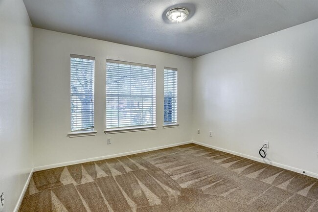 Building Photo - 2207 Heatherwood Dr