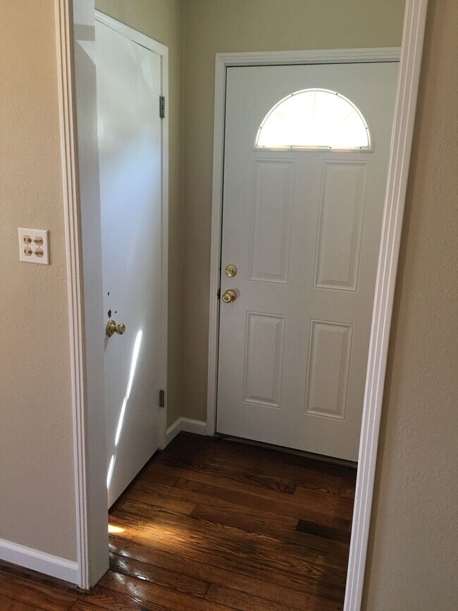 Building Photo - Updated 3 bedroom Single Family Home For Rent!