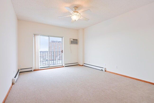 Building Photo - Kenwood Gables