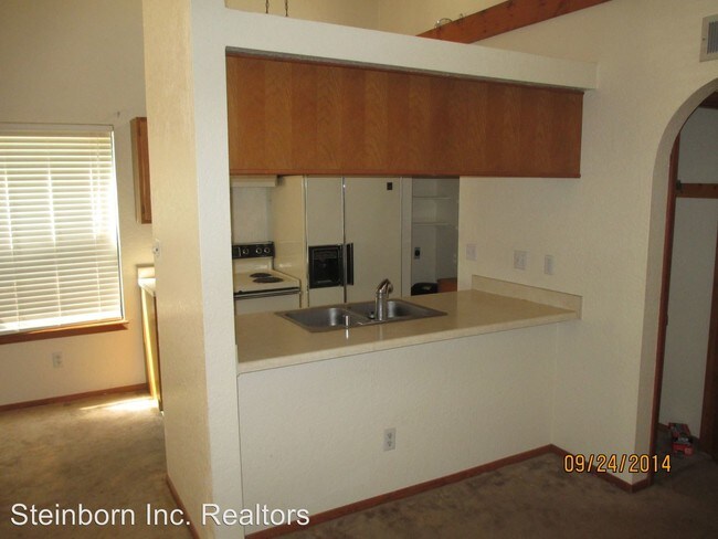 Building Photo - 1220 Camelot Dr