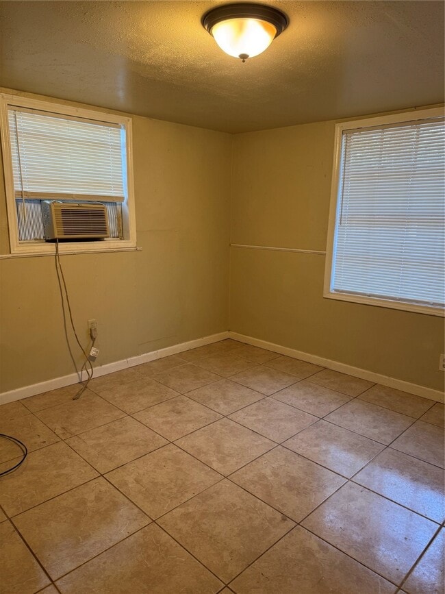 Building Photo - 900 Mohawk Dr