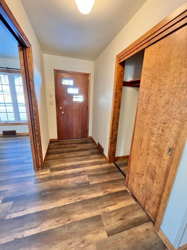 Foto del edificio - Large 3 Bed/2 Bath East Side Rental Home!