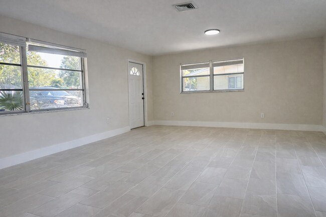 Foto del edificio - Beautifully Fully Remodeled 3-Bedroom Home with Carport, Indoor Laundry & Huge Fenced Yard!