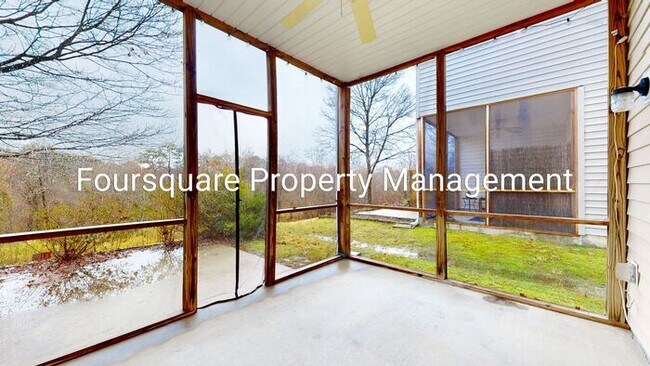 Foto del edificio - Bright End-Unit Townhome with Screened Porch & Community Pool – Raleigh Location