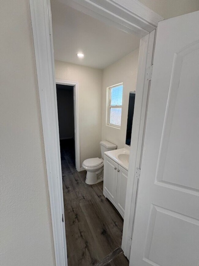 Building Photo - Newly remodeled 3 bedroom, 2 bath home.