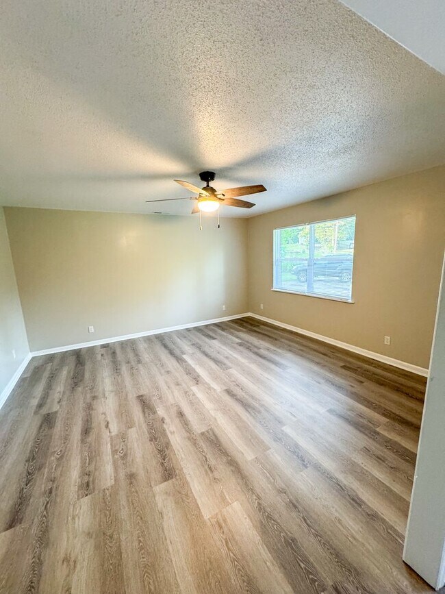 Foto del edificio - Completely Remodeled 4-Bedroom 2-Bath home...