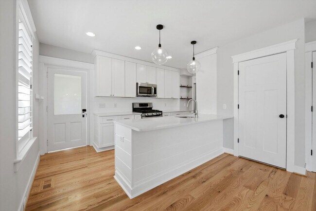 Foto del edificio - Charming Updated 4B/2.5B Home with Fenced Yard & Parking Included