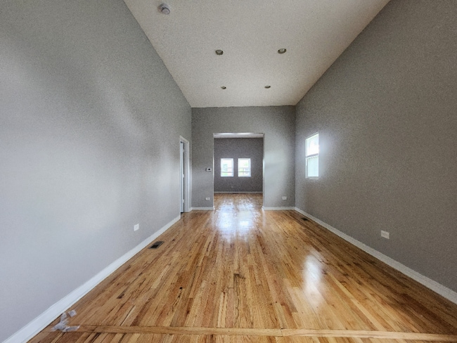 Building Photo - 5906 S La Salle St