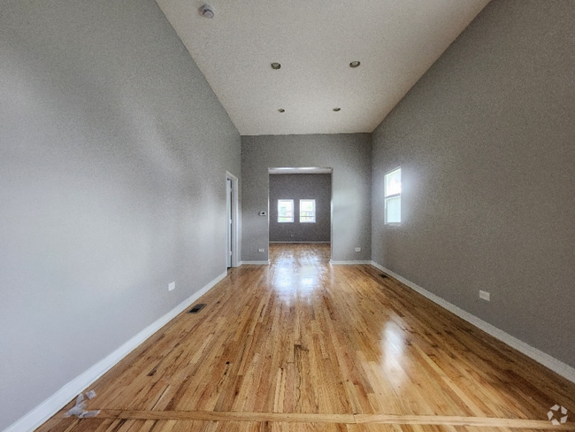Building Photo - 5906 S La Salle St