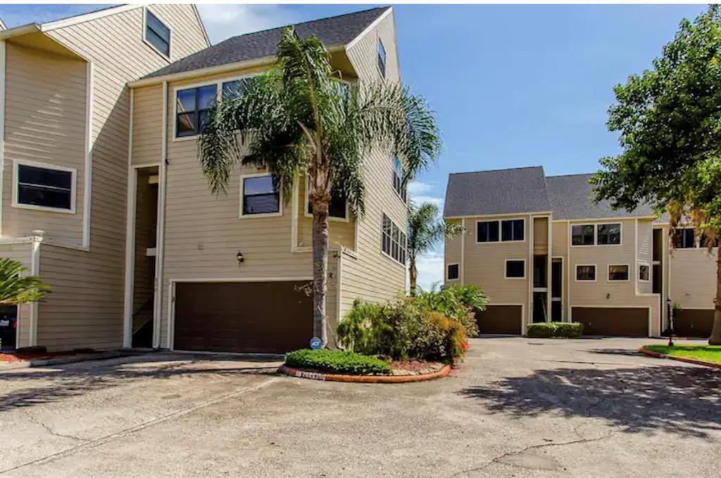 End Cap townhome with water view and boat slip - 888 Davis Rd