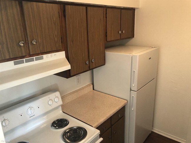 Building Photo - 3 br, 1 bath Apartment - 725 Green Rd Apt 531