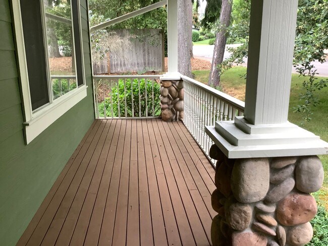 Foto del edificio - 2 STORY COUNTRY STYLE HOME/3 BED WITH BONU...