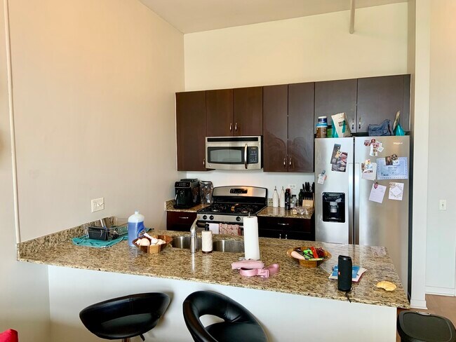Foto del edificio - 437 W Division St