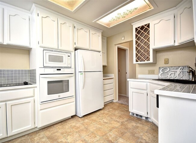 Building Photo - 3 bed / 1 bath single family house with st...