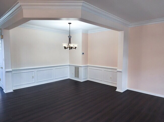 Building Photo - Exceptional End-Unit Townhome with Expansi...
