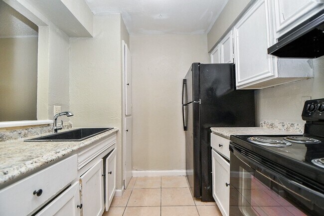 Building Photo - 7906 Prestwood Dr