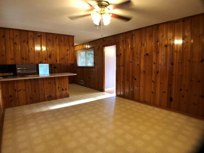 Building Photo - 1204 Crestview Dr