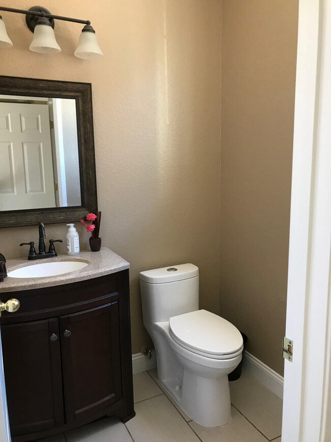 Building Photo - Gorgeous 3 bedroom 2 1/2 bath home located...