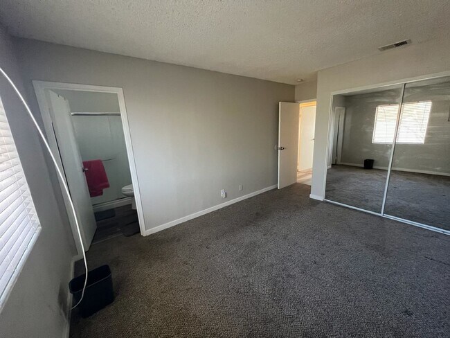 Foto del edificio - STUNNING 4BD/2BA SINGLE STORY IN HENDERSON. NO HOA!!