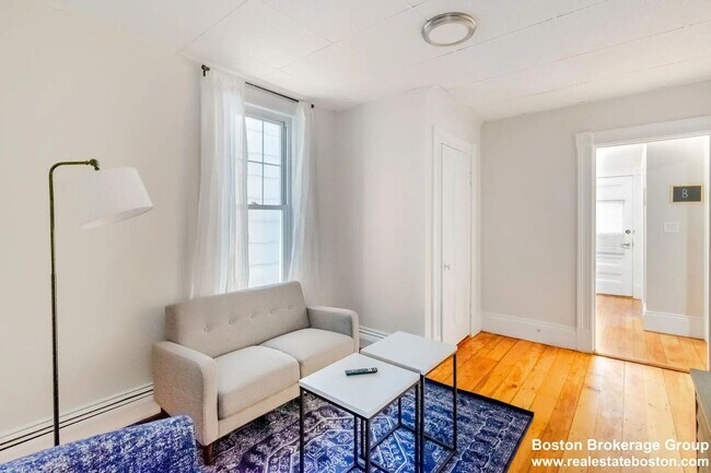 Building Photo - Spacious Four Bed Right In East Boston