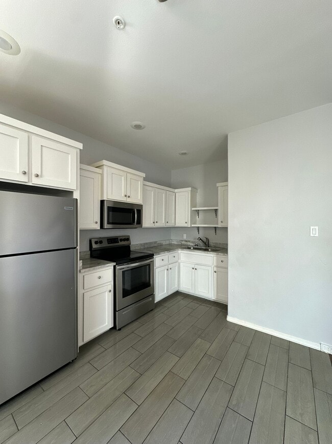 Building Photo - 409 E Ebony Ave