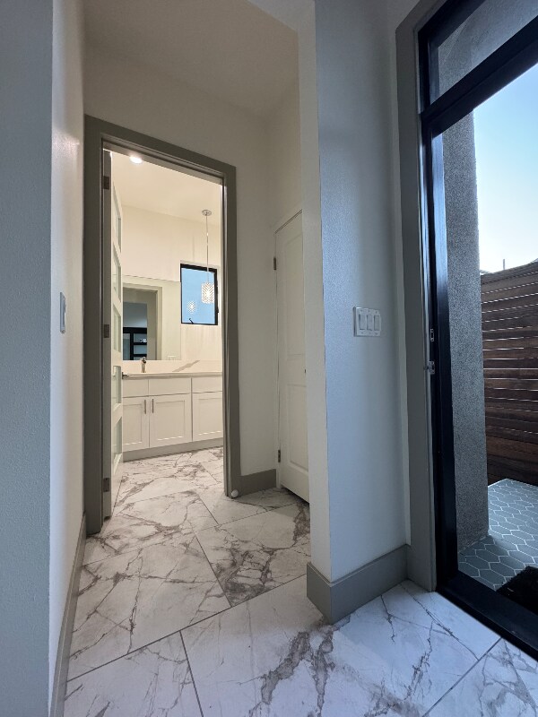 Foto del edificio - 15120 La Maida St