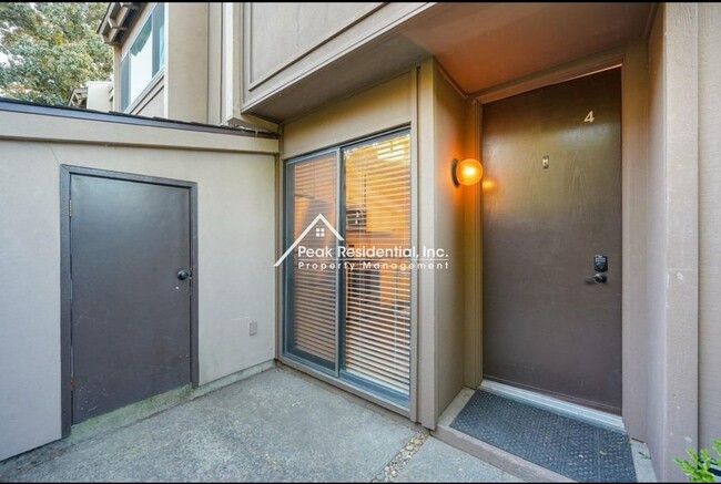 Building Photo - Wonderful Updated Woodside East 2bd/2.5ba ...