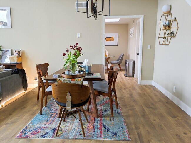 Foto del edificio - 724 Coronado Ln