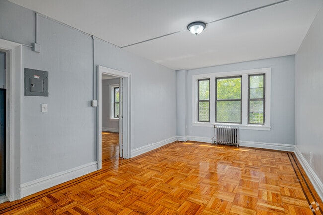 1BR, 1BA - 610SF - Living Room - Royal Court