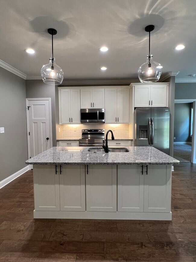 Foto del edificio - Lenoir City 37771 - Available 6/1/26, 3 bedroom, 2 bath home - Contact Chad Weeks (865)567-6193