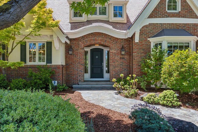 Building Photo - Beautiful, Old-World-style Home in the Heart of Central Menlo Park