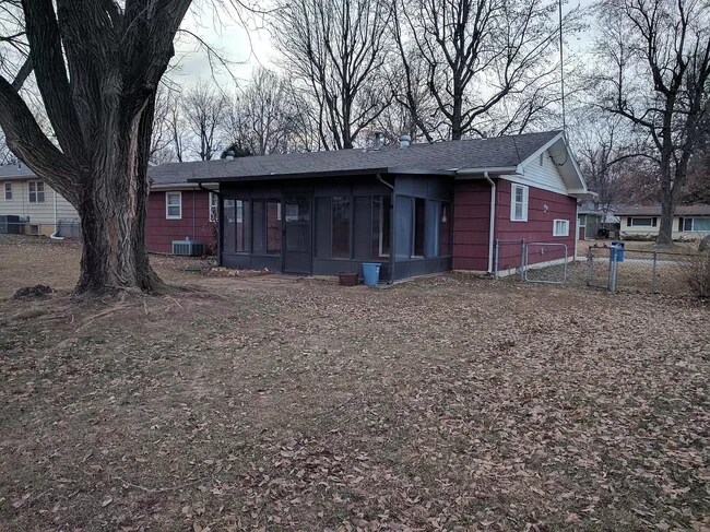 Building Photo - 736 S Link