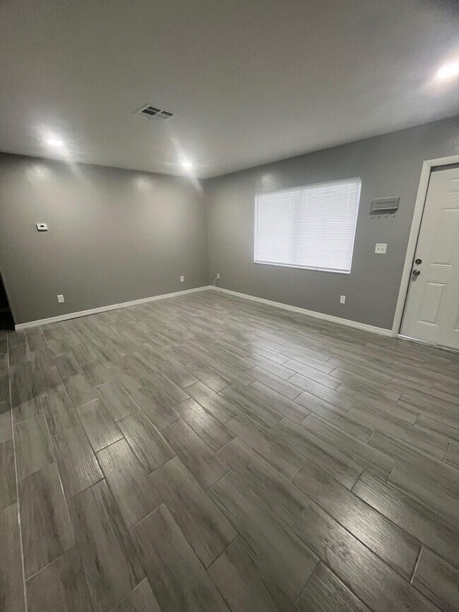 Foto del edificio - ** COMPLETELY REMODELD UNFURNISHED 2/1 DUPLEX AVAILABLE FOR MOVE-IN NOW  2024  ** ONE SMALL DOG F...