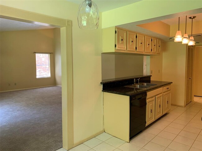 Building Photo - 3231 Village Park Dr
