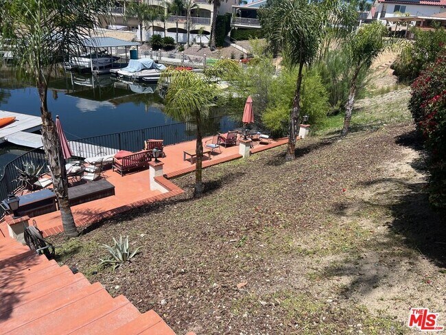 Foto del edificio - 21963 Strawberry Ln