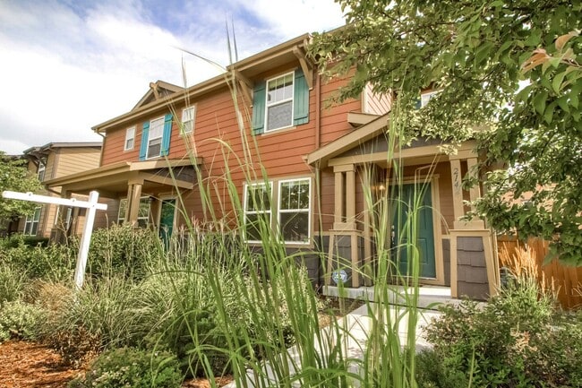 Building Photo - Beautiful 3 bedroom townhome in Central Pa...