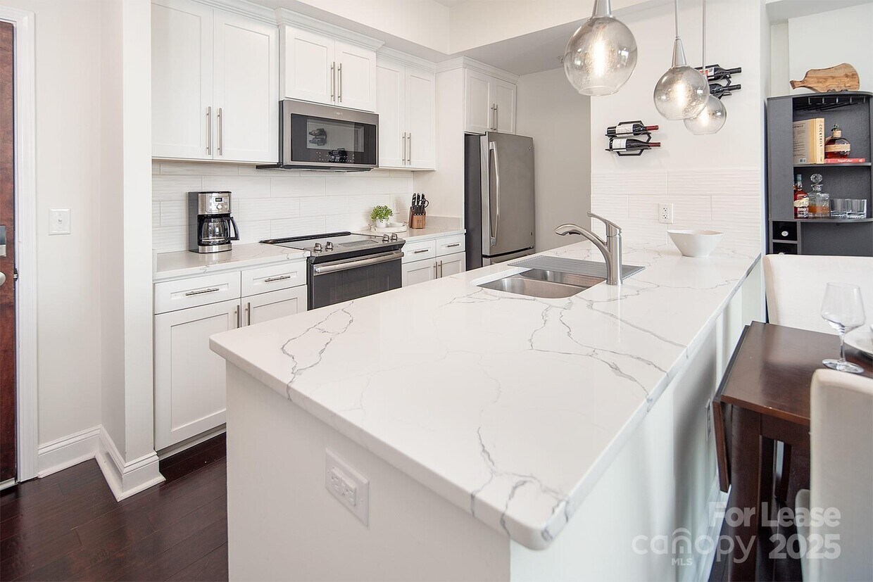Foto principal - 300 W 5th St