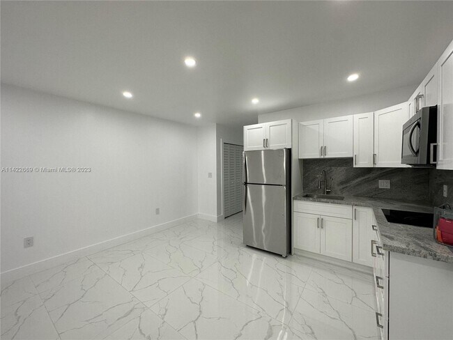 Building Photo - 1120 SW 31st Ave