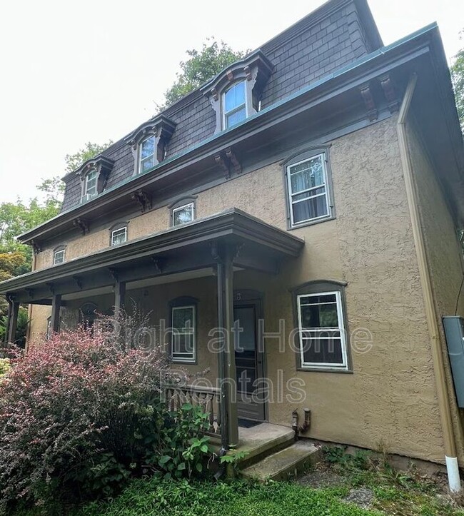 Building Photo - 1486 River Rd